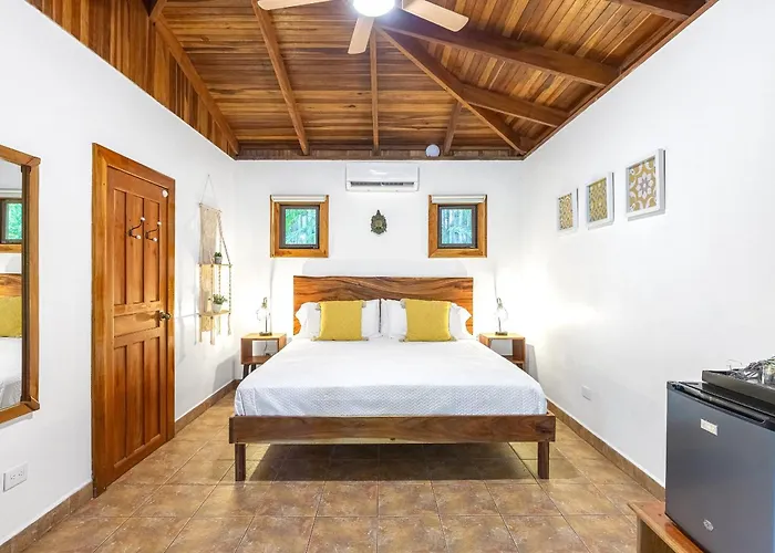 Makanas Beach Bungalows